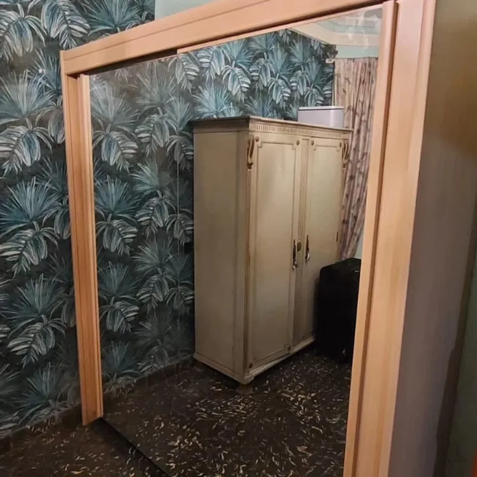 Estructura de madera y mueble durante su montaje