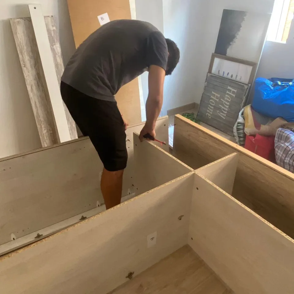 Trabajador ajustando las divisiones interiores de un mueble