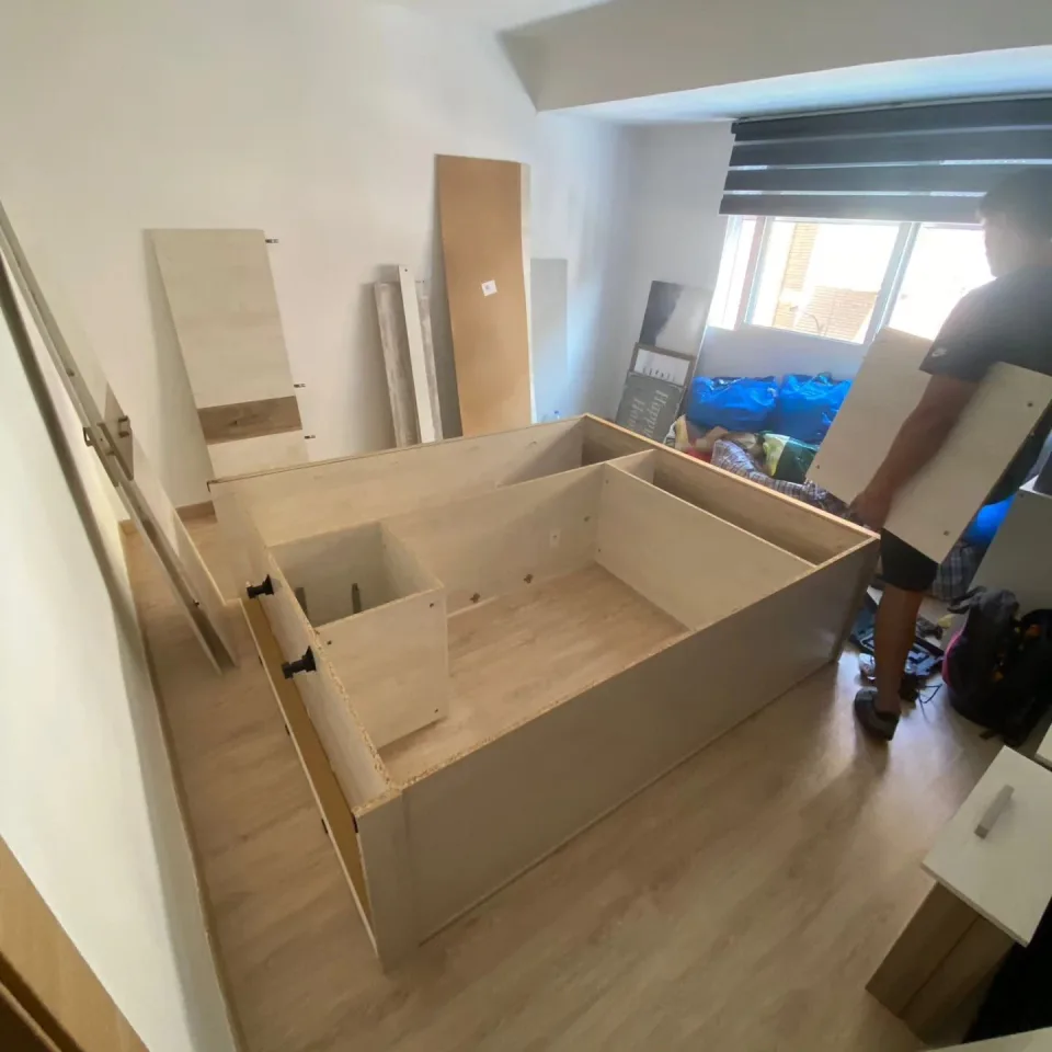 Estructura de una cama durante su montaje