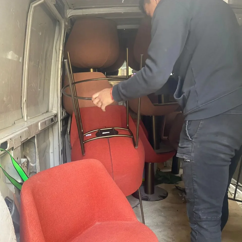 Carga de sillas en una furgoneta